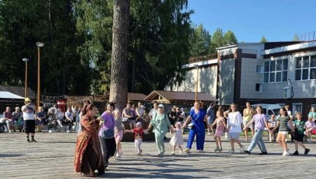Петр и Марина Суховы наполнили Мирный песнями в честь основания космодрома Плесецк и Дня города